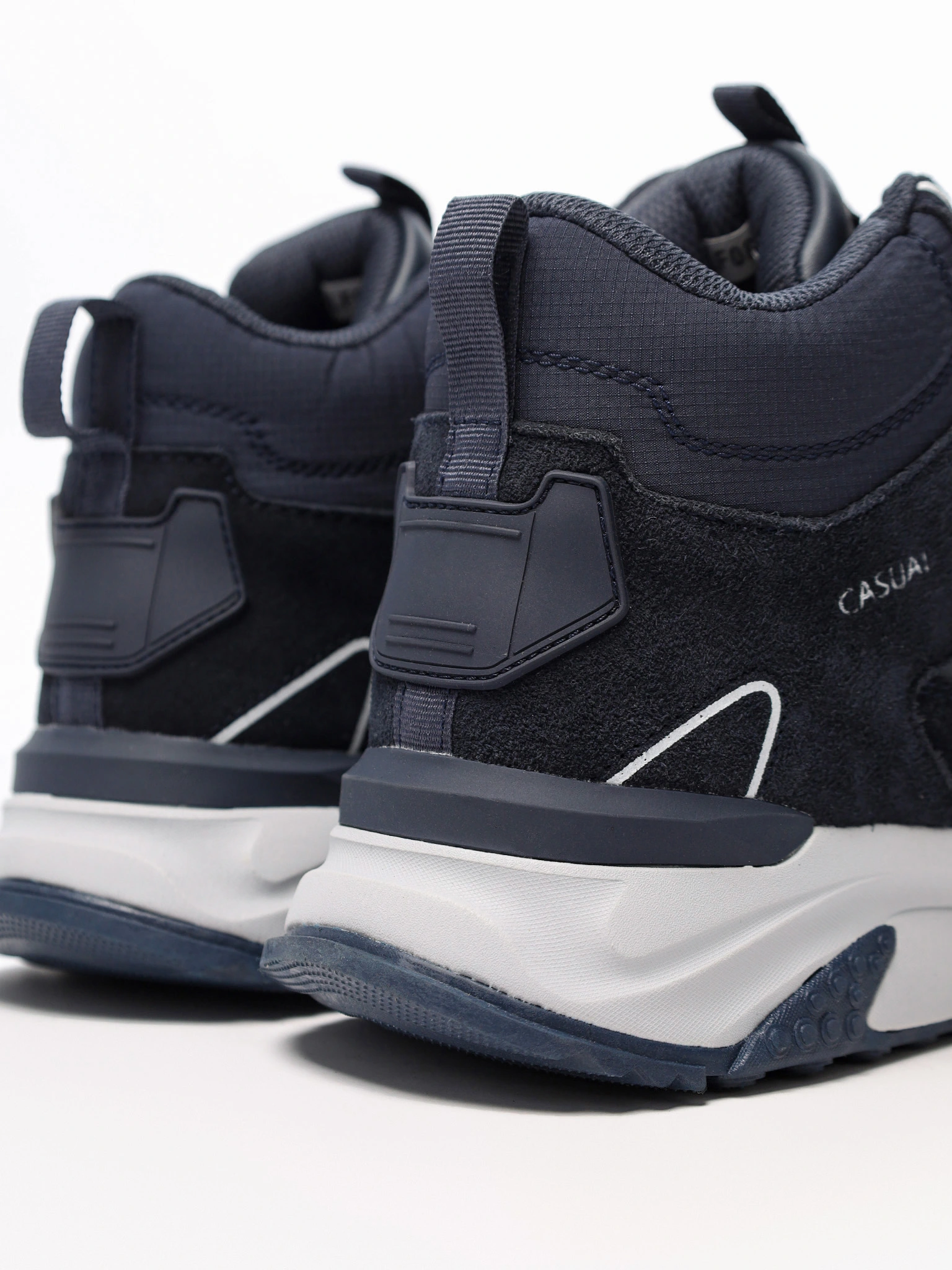 Кроссовки синего цвета комбинированные на средней подошве